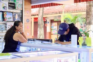 Señalización de desvíos vehiculares en la Av. Rodolfo Baquerizo Nazur por trabajos de renovación urbana